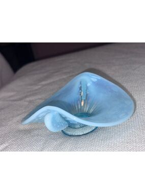 Fenton Glass Blue Opalescent Daisy & Button Pattern 5" Handled dish/bowl